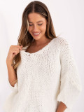 Elegancki ecru sweter z 3/4 rękawami