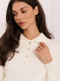 Elegancki sweter ecru z kołnierzykiem i guzikami