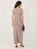 Elegancka beżowa sukienka midi z dekoltem wodą
