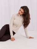 Elegancki jasnobeżowy sweter ze stójką i cyrkoniami