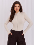Elegancki jasnobeżowy sweter ze stójką i cyrkoniami