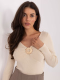 Elegancki beżowy sweter z dekoltem w serek