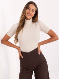 Elegancki beżowy sweter z golfem