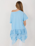 Jasnoniebieska bawełniana bluzka z falbaną i haftem