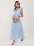 Jasnoniebieska rozkloszowana sukienka midi z paskiem