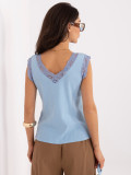 Jasnoniebieski prążkowany top z koronką i dekoltem w serek
