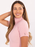 Elegancki różowy sweter z golfem