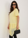 Żółta bawełniana bluzka z falbaną i haftem