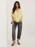 Żółta bluzka z dekoltem V i krótkim rękawem