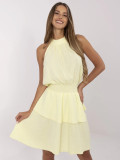 Rozkloszowana letnia sukienka w jasnym żółtym kolorze