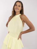 Rozkloszowana letnia sukienka w jasnym żółtym kolorze