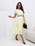 Jasnożółta rozkloszowana sukienka midi z paskiem