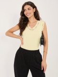 Żółty prążkowany top z koronką i dekoltem V