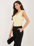 Żółty prążkowany top z koronką i dekoltem V