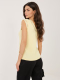 Żółty prążkowany top z koronką i dekoltem V