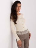 Elegancki beżowy sweter z koronką i guzikami