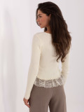 Elegancki beżowy sweter z koronką i guzikami