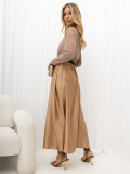 Elegancka camelowa sukienka maxi z koronką i paskiem