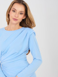 Elegancka jasnoniebieska sukienka midi ołówkowa z długim rękawem