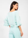 Jasnoniebieski elegancki sweter z falbaną i rękawem 3/4