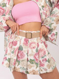 Różowe szorty w kwiaty z szerokimi nogawkami i paskiem