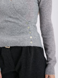 Elegancki szary sweter z kopertowym dekoltem w serek