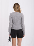 Elegancki szary sweter z kopertowym dekoltem w serek