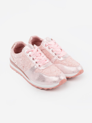 Różowe sneakersy z kwiatowym motywem