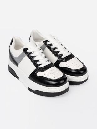 Czarno-białe sneakersy z połyskującymi srebrnymi detalami