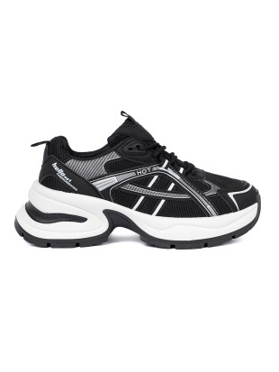 Czarne sneakersy z przewiewną cholewką i masywną białą podeszwą
