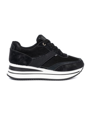 Nowoczesne czarne sneakersy z połyskującymi wstawkami