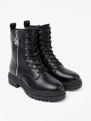 Stylowe czarne workery z metalowym detalem