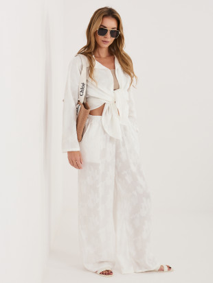 Biały damski komplet – koszula i spodnie z kołnierzykiem