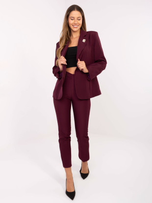 Elegancka bordowa marynarka z broszką i podszewką