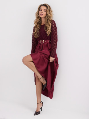 Elegancka bordowa sukienka maxi z koronką i paskiem