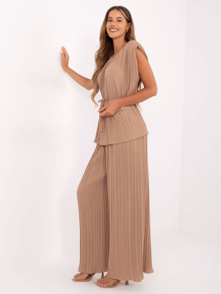 Elegancki komplet w kolorze camel