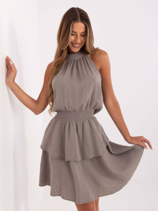 Béżowa rozkloszowana sukienka z falbaną