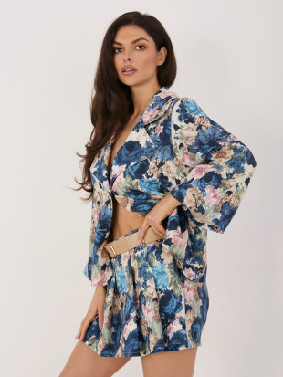 Ciemnoniebieskie szorty w kwiaty z szeroką nogawką i paskiem