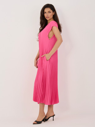 Elegancka różowa sukienka midi z kieszeniami