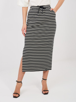 Czarna spódnica midi w paski z kieszeniami