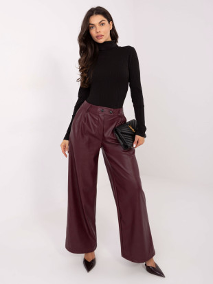 Czarna prążkowana bluzka z golfem