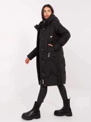 Długi czarny pikowany płaszcz z kapturem
