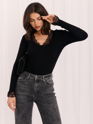 Czarny elegancki sweter z koronką