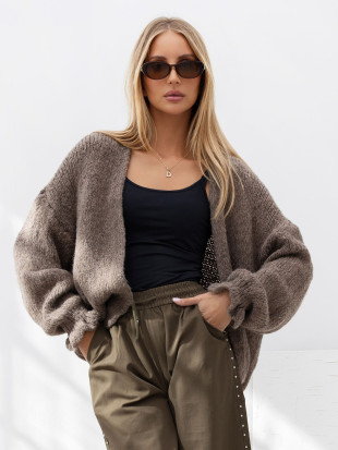 Beżowy sweter z falbaną
