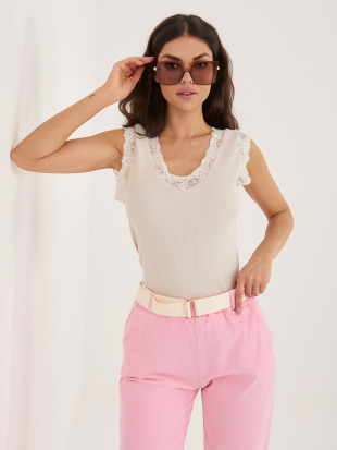 Beżowy prążkowany top z koronką i dekoltem w kształcie V