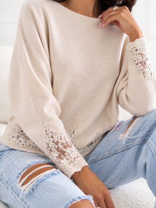 Elegancki beżowy sweter z koronką