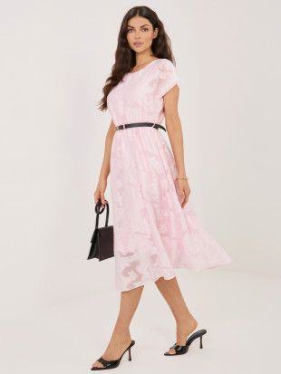 Jasnoróżowa rozkloszowana sukienka midi z paskiem