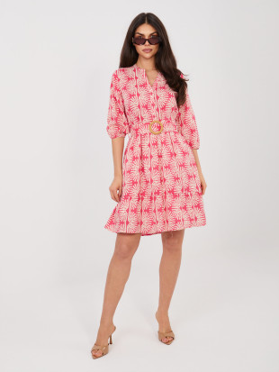 Koralowa sukienka z paskiem i falbaną