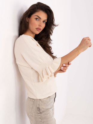 Elegancki beżowy sweter z falbaną i rękawem 3/4