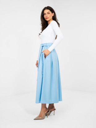 Elegancka jasnoniebieska spódnica midi w paski z paskiem